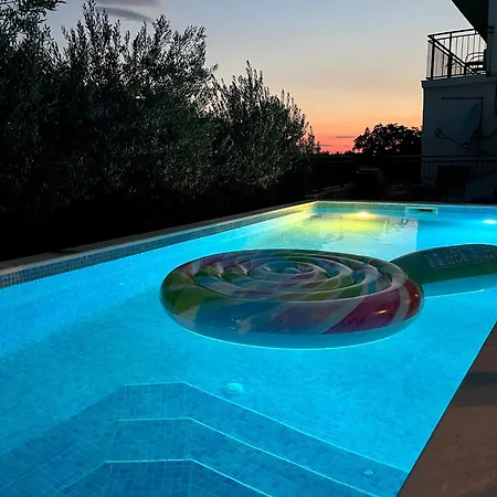 Villa Sagosde With Swimming Pool And Mini Golf Zagvozd