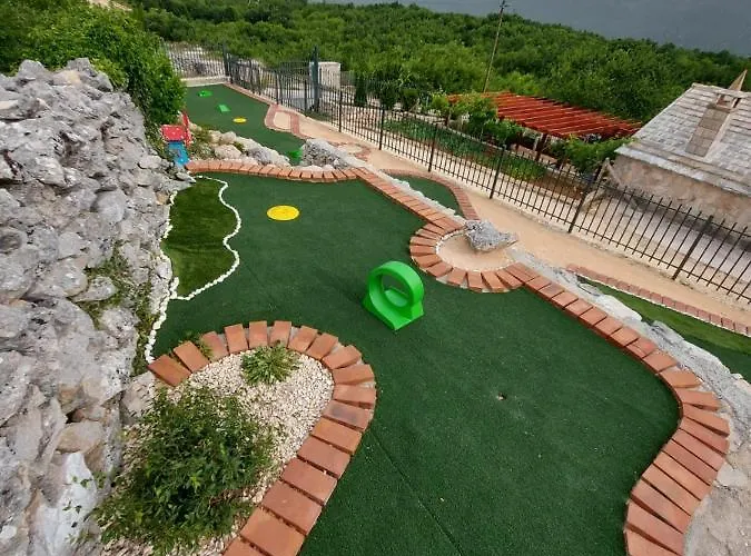 别墅 Sagosde With Swimming Pool And Mini Golf *
