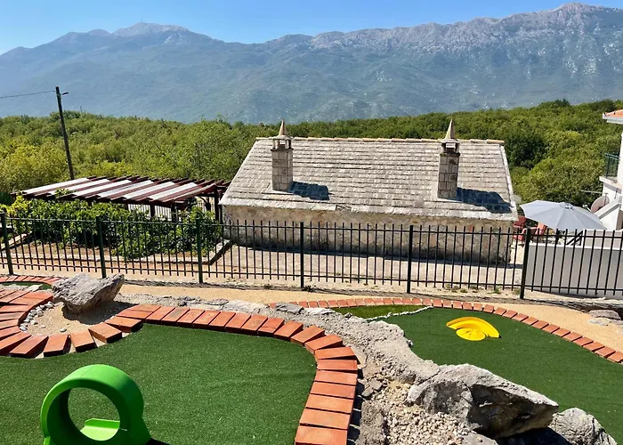 Sagosde With Swimming Pool And Mini Golf 别墅 *
