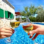 Vila Sagosde With Swimming Pool And Mini Golf