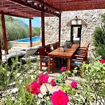 Vila Sagosde With Swimming Pool And Mini Golf
