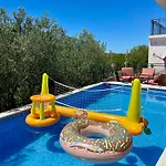 Sagosde With Swimming Pool And Mini Golf Vila *