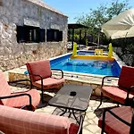 Vila Sagosde With Swimming Pool And Mini Golf *