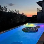 Sagosde With Swimming Pool And Mini Golf Vila *