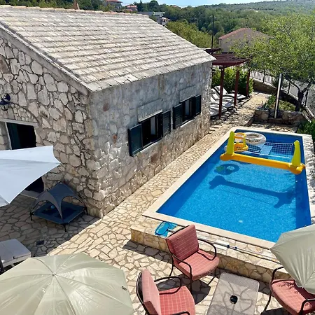 Sagosde With Swimming Pool And Mini Golf