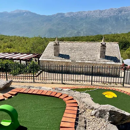 Sagosde With Swimming Pool And Mini Golf Vila *