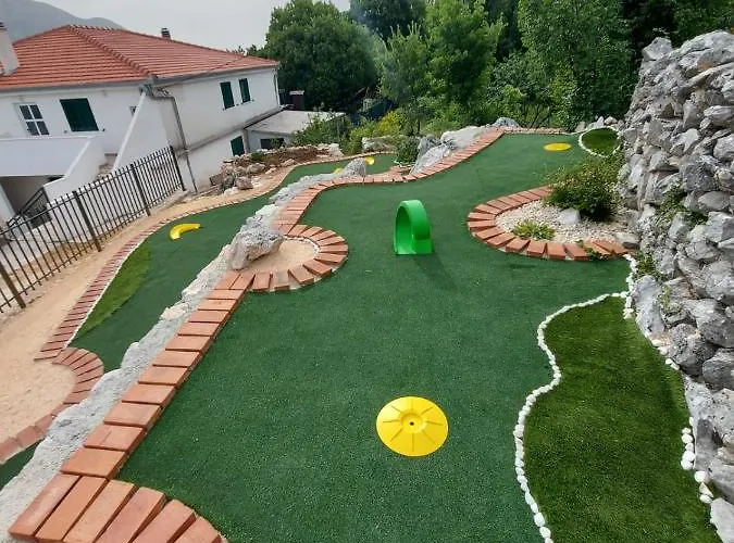 Sagosde With Swimming Pool And Mini Golf Вилла