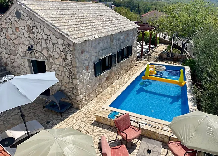 Sagosde With Swimming Pool And Mini Golf